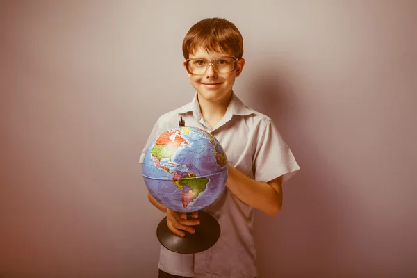 Teenager boy brown hair European appearance in sunglasses holdin — Stock Photo, Image