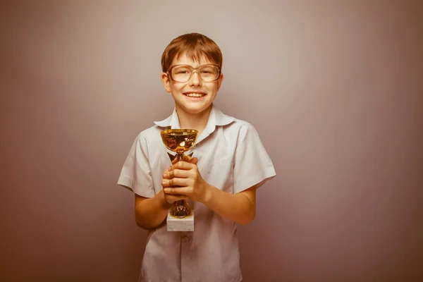 Teenager boy brown hair European appearance in sunglasses holdin — Stock Photo, Image