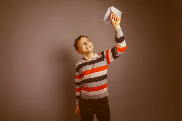 Teenager boy of about ten European appearance Brown launches whi — Stock Photo, Image