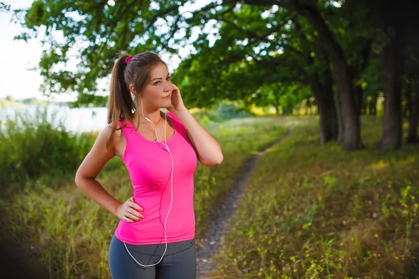 Young woman of European appearance in a pink shirt and gray tigh — 图库照片