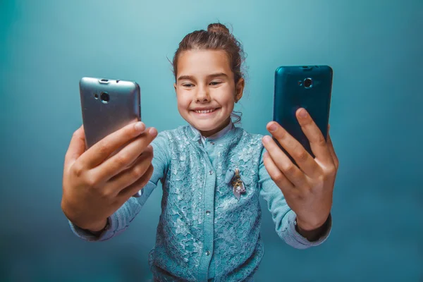 Bébé fille d'apparence européenne brune dans un pull bleu sur un — Photo