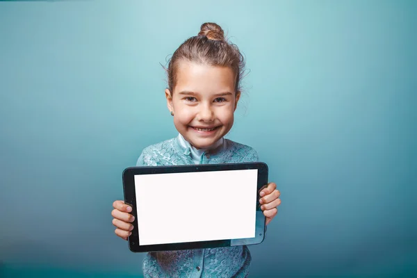 Mädchen europäischen Aussehens brünett in blauem Pullover — Stockfoto