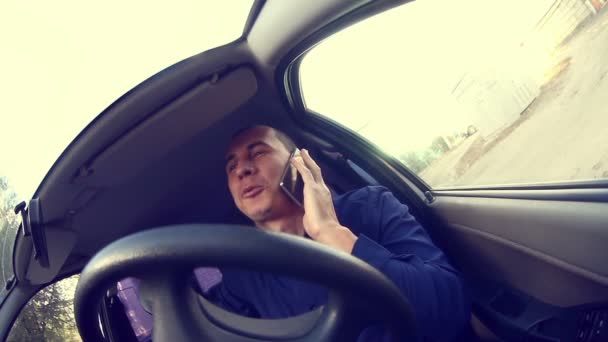 Hombre de negocios gerente en el coche hablando por teléfono habla convicción — Vídeo de stock