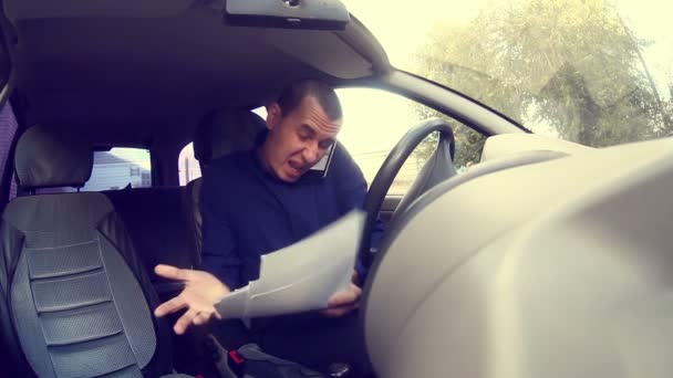 Man in de auto schreeuwen zakenman boos op de telefoon vloeken documenten — Stockvideo