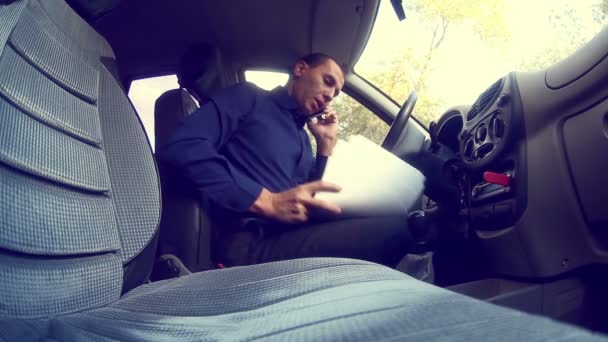 Homme d'affaires parler au téléphone dans la voiture garde des documents négociations d'affaires d'assurance — Video