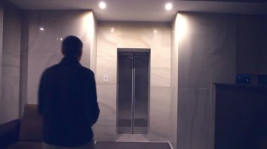 adam akşam uyar ve otel binada asansör açar