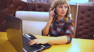 telefonda freelancing bir çevirmen yaş ortalaması bir kafede dizüstü bilgisayarda çalışan kalın şişman kadın