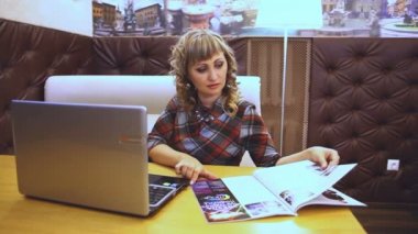 kalın şişman kadın dergisi Journal okumak bir kafede dizüstü Internet Serbest meslek ortalama yaş yaşam tarzı için çalışıyor