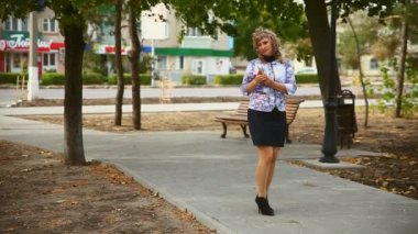 tam şişman orta yaşlı kadın arkasında parkta telefonda araba sürücü yaşam tarzı