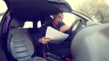 erkek adam yöneticisi işadamı telefonda konuşurken belgeleri kontrol