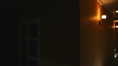 Modern gece yapısı koridor otel sarı ışık trafik