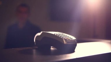 Mağaza asistanı bir pos içine bir kredi kartı ekleme ve bir makbuz backlight büyük gece yırtılma