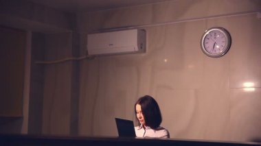 Genç Yönetici kadın anahtarları verilmesi Resepsiyonda otel BT bir tablet üzerinde çalışıyor