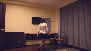 Hizmetçi personel kadın otel odasında sandalye düzeltiyor