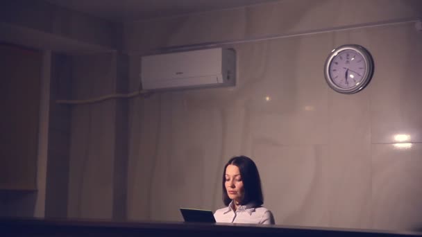 Mladá žena správce na recepci dává klíče hotel Pracuje na tabletu — Stock video