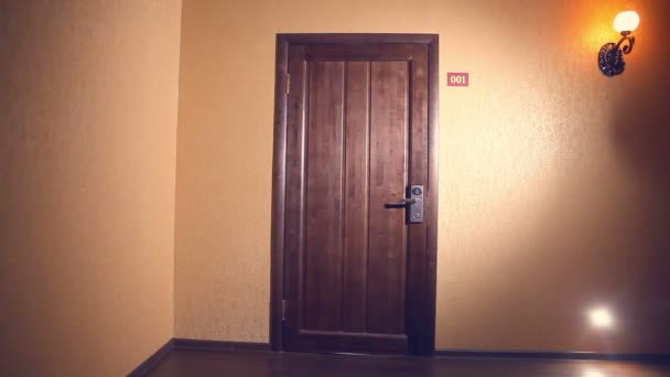 admin žena pracovník přijde do pokoje hotelového pokoje večerní žluté světlo