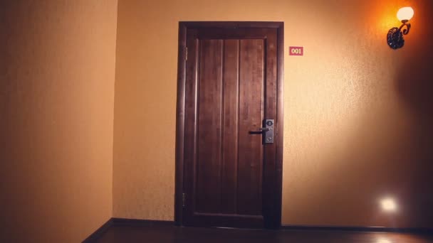 Admin femme travailleur entre dans la chambre chambre d'hôtel soir lumière jaune — Video