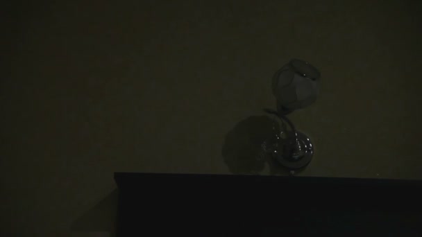 Žena panna správce zahrnuje noční lampu v hotelu před spaním — Stock video