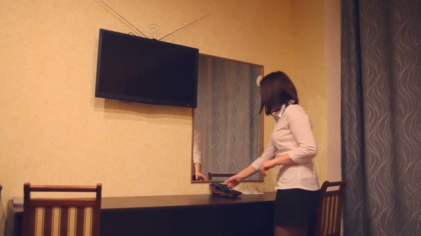 Mucama administradora en el teléfono en la habitación del hotel por la noche — Vídeo de stock