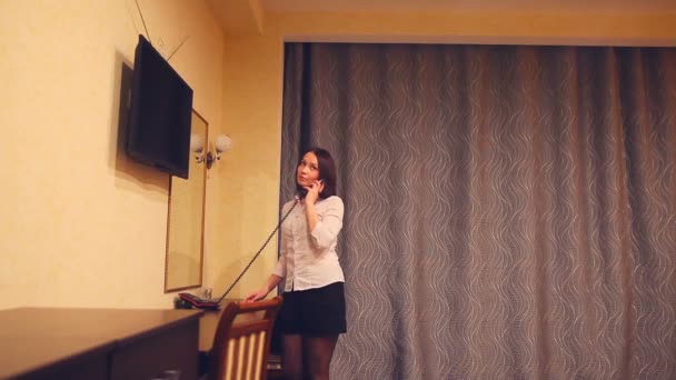 Femme de ménage administrateur au téléphone dans la chambre d'hôtel la nuit — Video