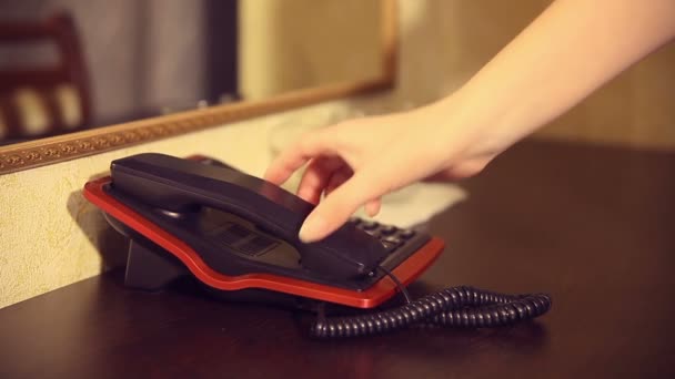 Maid kvinna stora administratör på telefon i hotellrum på natten — Stockvideo