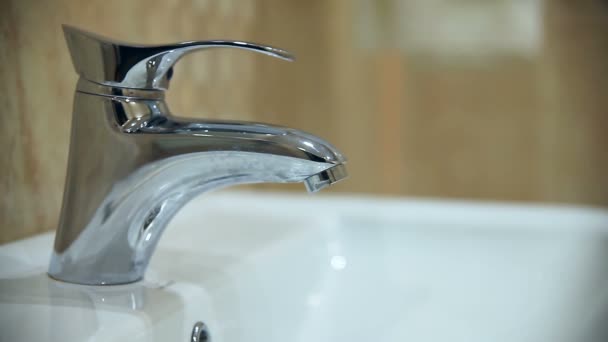 Femme se lave les mains sous le robinet Gros plan — Video