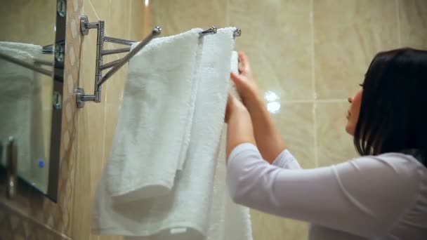 Maid teszi tisztítás fürdőszoba törülközőt személyzet nő kiegyenesedik — Stock videók