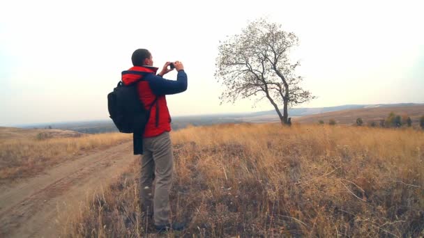 秋にバックパックを持つ男ハイカー旅行者は自然への道は孤独なツリー旅行 — ストック動画