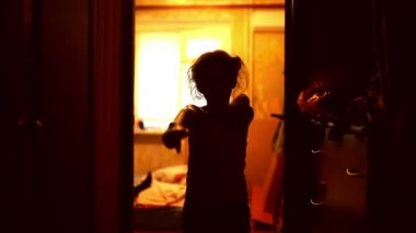 Teen zombi turuncu siluet gergin kapalı eller kızıdır