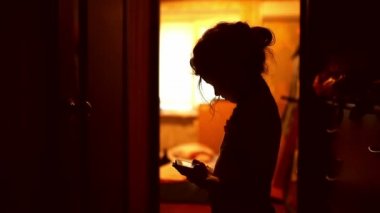 Kız teen İnternet koridor sarı kahverengi siluet kapalı Smartphone oyun arıyorum