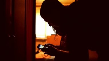 Kız teen baba kızı koridor kapalı sarı kahverengi siluet İnternet Smartphone oyun arıyorum
