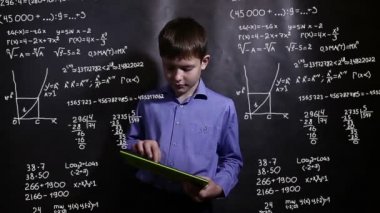 Tablet bilim formül matematik sorun matematik Infographics üzerinde çalışan öğrenci genç çocuk