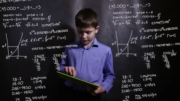タブレット科学数式数学問題数学インフォ グラフィックで実行している学生の 10 代の少年 — ストック動画