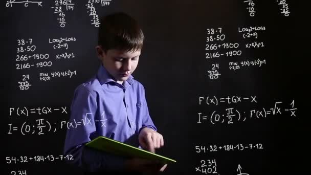 Студентський хлопчик підліток працює на планшетній науці формулі математика проблема Інфографіка — стокове відео