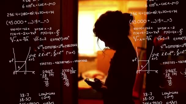 Student Teenager Mädchen studieren in das Telefon mathematische Problem Wissenschaft Formel Mathematik Infografik — Stockvideo