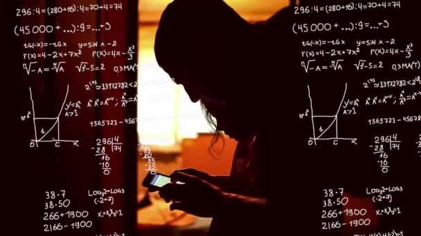 Homme et adolescent fille étudier les formules de mathématiques sur le téléphone de l'école — Video