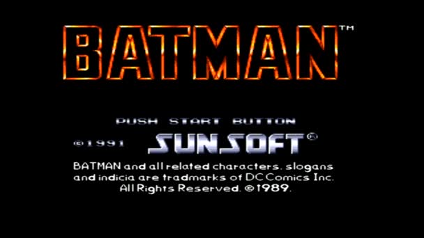 Uryupinsk. Rusya - yaklaşık 28 Ekim 2015: oyun oyun konsolu Sega Mega Drive Batman - en popüler retro konsol oyunlarından biri. Sağlar oynamak — Stok video