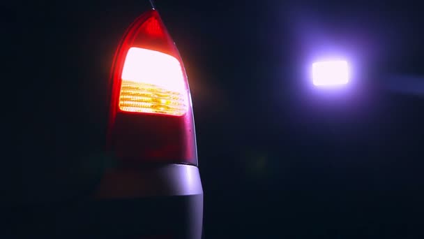 夜の車のウィンカーの光に美しい都市ハイライトの道路の安全性 — ストック動画