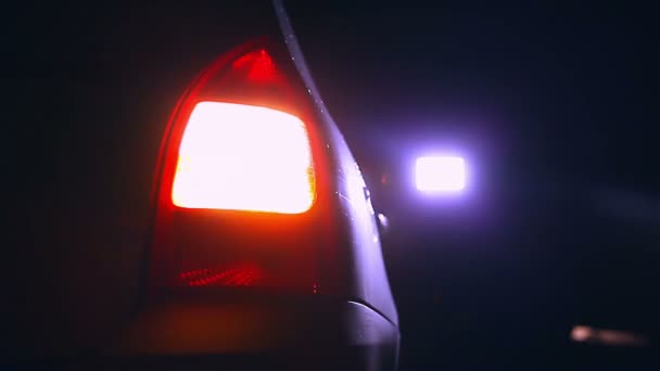Gece araba sinyal ışığı güzel şehir vurgulamak yol güvenliği — Stok video