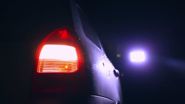 Masina noapte blinker lumina rândul său frumos oraș evidențiază siguranța rutieră — Videoclip de stoc