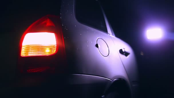 Noche parpadeo luz del coche a su vez hermosa ciudad resaltar la seguridad vial — Vídeos de Stock