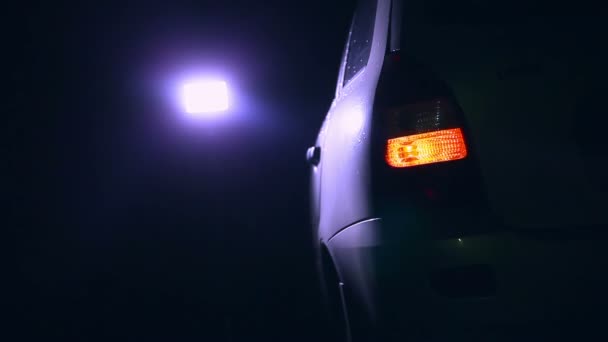 Blinker nachtlicht draai auto prachtige stad Markeer verkeersveiligheid — Stockvideo