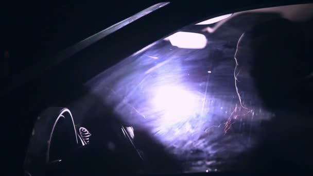 Se Trouve Lhomme Dans La Voiture Pendant La Nuit Et Des Touches De Lumière Bleue Va - 