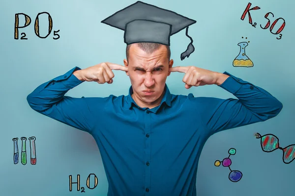 Studenta procesor zlo učitel chemie stojí jeho uši s yo — Stock fotografie