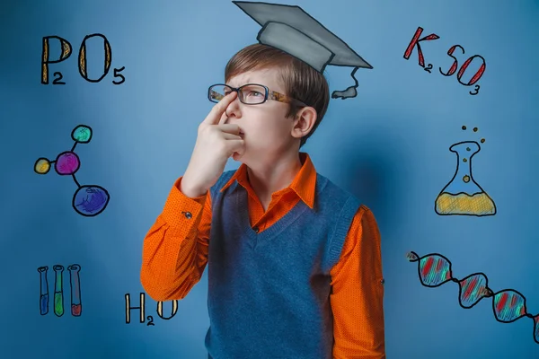 Profesor química adolescente estudiante pensando con gafas stan — Foto de Stock