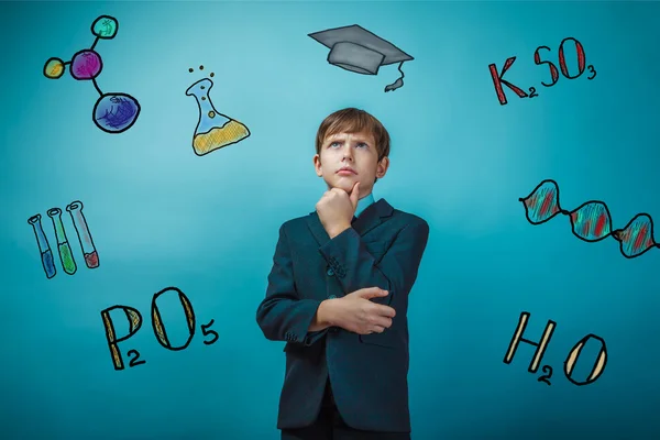 Profesor chico química adolescente estudiante hombre de negocios pensamiento sostiene — Foto de Stock