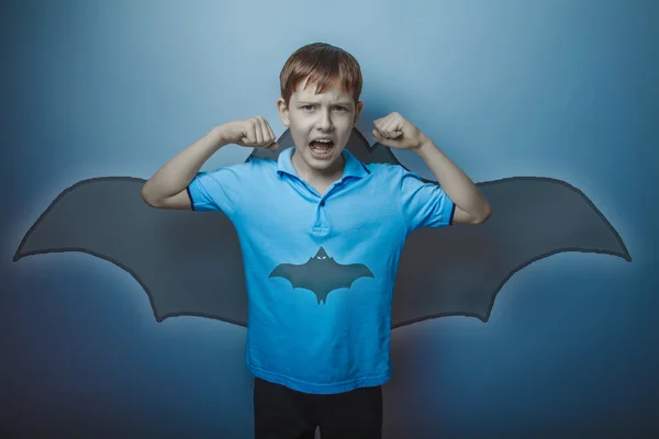 男のスーパー ヒーローは、10 代の少年をマウス発生叫び彼の手のショー、 — ストック写真