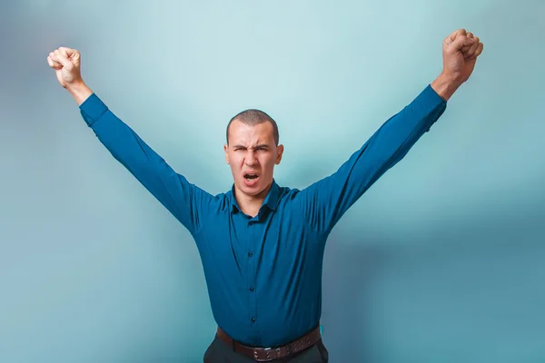 Un uomo di trent'anni di apparenza europea alzò le mani — Foto Stock