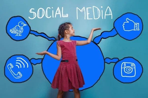 Redes sociales infografías conjunto bosquejo adolescente chica holding — Foto de Stock