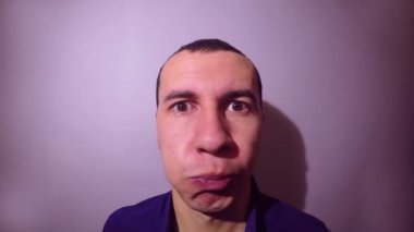 büyük adam yüz contorts ağır çekim yüz duygular ağız hamle komik korkutucu bir stüdyoda